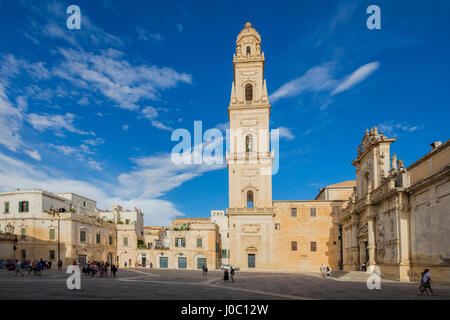 El estilo barroco de la antigua catedral de Lecce en el casco antiguo de la ciudad, Lecce, Puglia, Italia