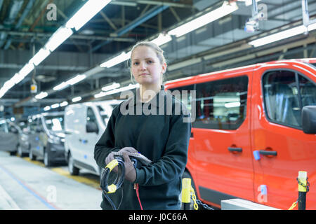 Ingeniero Aprendiz femenino en línea de producción en la fábrica de automóviles, Retrato