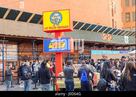 El domingo 9 de abril de 2017 aparece en un estacionamiento en el bajo  Manhattan, Nueva York, una ventana emergente del famoso restaurante de  comida rápida de pollo los polos Hermanos. El