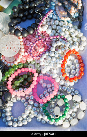 En el mercado de joyería colorida - abalorios y pulseras Foto de stock