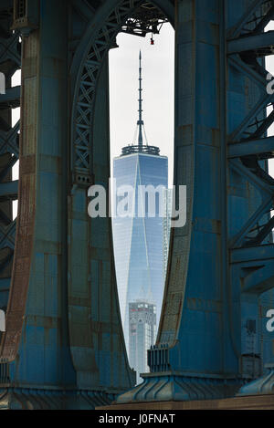 World Trade Center a través de las patas del puente de Manhattan, Nueva York, EE.UU.