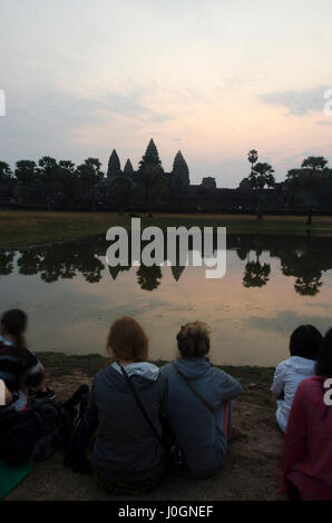 Los turistas, Ankor Wat refleja en el lago, Siem Reap, Camboya Foto de stock