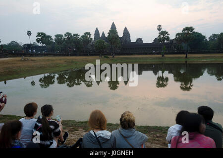 Los turistas, Ankor Wat refleja en el lago, Siem Reap, Camboya Foto de stock