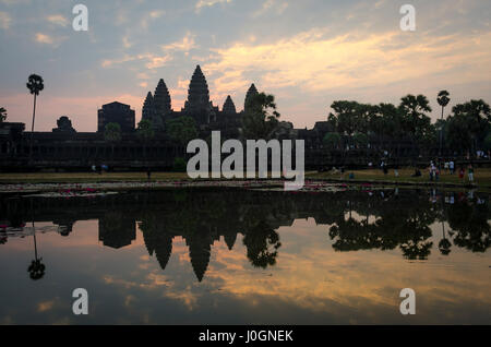 Ankor Wat refleja en el lago, Siem Reap, Camboya Foto de stock