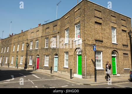 Casas victorianas adosadas en Theed Street en Lambeth, Waterloo, Londres, SE1, Inglaterra, REINO UNIDO Foto de stock