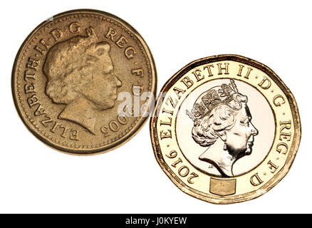 Moneda libra esterlina - doce caras 2017 versión bimetálica (fechado en 2016) junto a una antigua falsificación de moneda mostrando mala definición y detalle Foto de stock