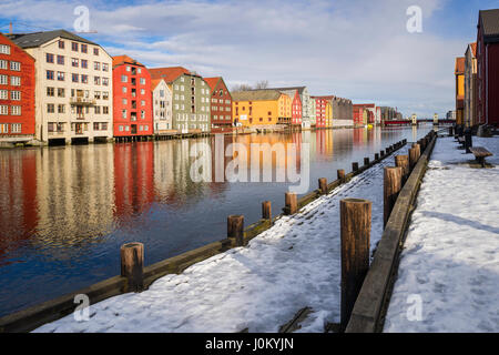 Línea de Almacenes tradicionales de los lados del río Nidelva mientras fluye a través de Trondheim, Noruega. Foto de stock