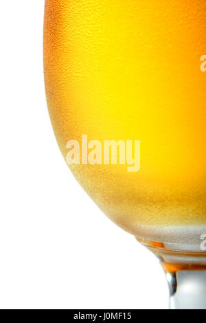 Cerveza fría en vaso de cerveza cubiertos con pequeñas gotas de agua condensada. Foto de stock