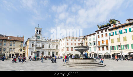 Piazza Matteotti, un típico italiano square, en el corazón de Udine (9º de abril de 2017) Foto de stock