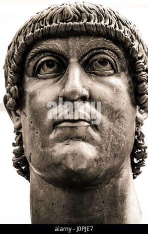 Cabeza de bronce colosal de Constantino. Museo Capitolino. Roma Italia Foto de stock
