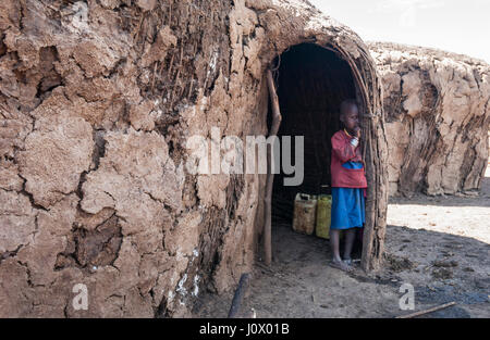 Joven Masai hijo en la caseta de entrada. Foto de stock