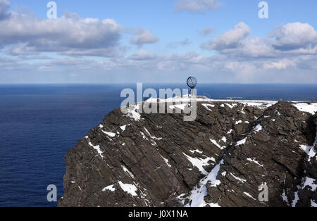El mundo monumento en Cabo Norte, Nordkapp. El monumento tiene vistas al mar de Barents. Nordkapp, Finmark, Noruega. Foto de stock