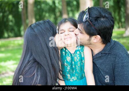 Enojado joven chica árabe Fotografía de stock - Alamy