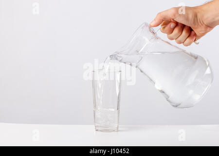 Verter agua en una jarra, aislado en el fondo blanco, trazado de recorte  incluido Fotografía de stock - Alamy