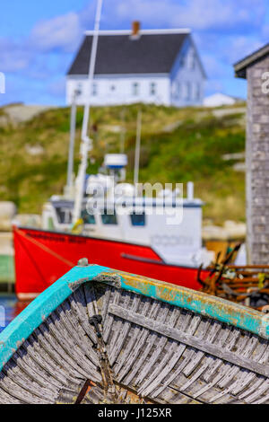Barco pesquero rústico en Peggy's Cove, Nova Scotia, Canadá Foto de stock