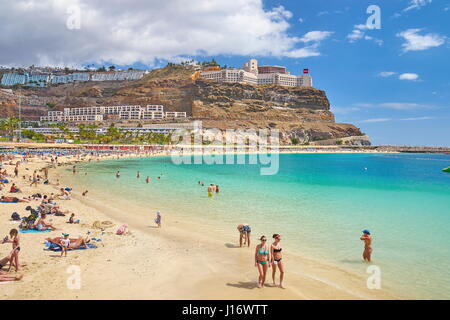 Los turistas en la playa de Puerto Rico, Gran Canaria, España