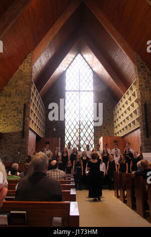 Los niños del coro de realizar en la iglesia Foto de stock