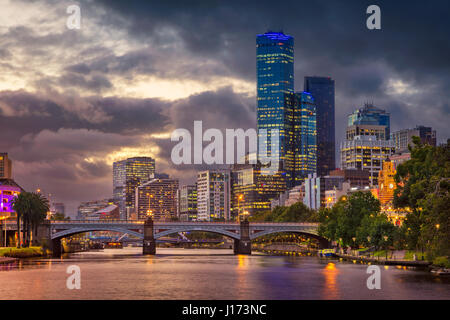 Ciudad de Melbourne. Imagen del paisaje urbano de Melbourne, Australia, durante el verano, la puesta de sol.