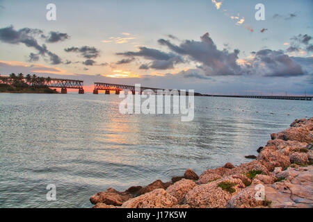 Puesta de sol sobre el antiguo puente del ferrocarril en Bahía Honda State Park, Florida Keys Foto de stock