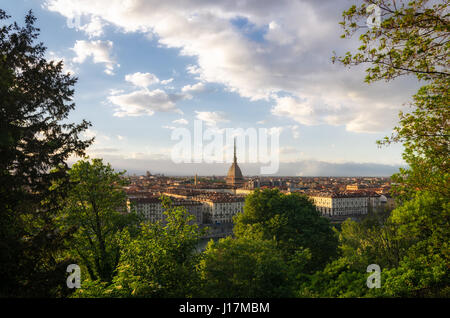 Turín panorama escénico con Mole Antonelliana al atardecer
