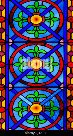 VALENCIA, España - 24 de julio de 2016: coloridas vidrieras de la Iglesia contra la luz en la Catedral Metropolitana Basílica de la Asunción de Nuestra Señora de la V Foto de stock