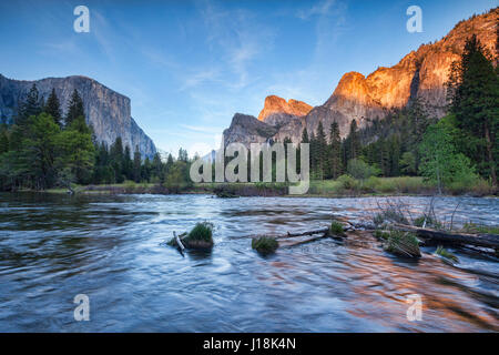 Una tarde tranquila cuando se pone el sol en el Parque Nacional Yosemite, la ley California, Estados Unidos.