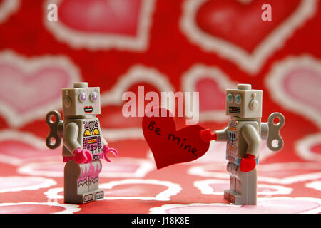 dentro de poco Todo el mundo por qué Macho y hembra de los robots de Lego de pie con un corazón como telón de  fondo el intercambio de tarjetas de San Valentín 'Be Mine' Fotografía de  stock - Alamy