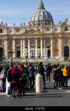 La Plaza de San Pedro en la Ciudad del Vaticano y de la Basílica, el enclave papal en Roma, Italia. Foto de stock