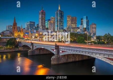 Ciudad de Melbourne. Imagen del paisaje urbano de Melbourne, Australia, durante la hora azul crepúsculo.
