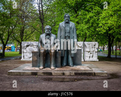 Karl Marx y Friedrich Engels monumento en Berlín, Alemania Foto de stock