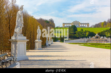 Jardines del Palacio de Schonbrunn en Viena Foto de stock