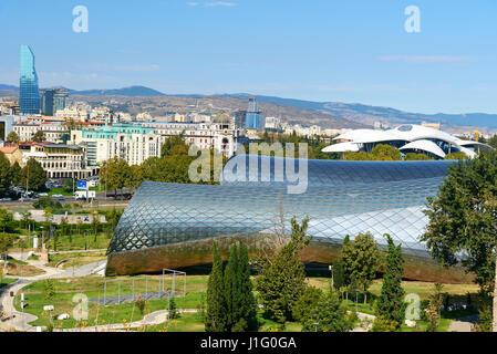 Tbilisi, Georgia - Septiembre 27, 2016: Vista del Parque Rike Hall con el servicio público y la música de concierto Teatro Sala de Exposiciones Foto de stock