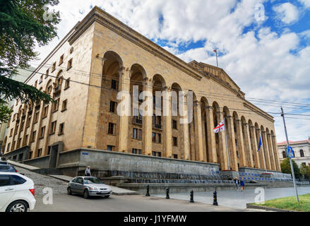 Tbilisi, Georgia - 25 de septiembre de 2016: el antiguo edificio del parlamento en la avenida Rustaveli Foto de stock
