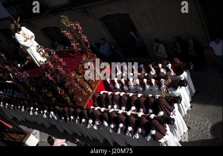 Encapuchado transportistas conocidos como 'cargadores' tienen una imagen de Jesucristo sabe como Jesús del Rescate durante las celebraciones de la Semana Santa en Baeza, provincia de Jaén