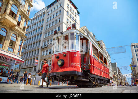Estambul, Turquía - Julio 13, 2014: Patrimonio tranvías de una nostalgia Taksim-Tunel línea de tranvía opera en la calle Istiklal entre la plaza Taksim y bajo Foto de stock