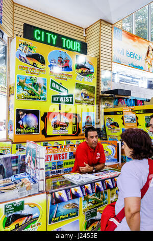 Miami Beach Florida,Lincoln Road,tienda,Boletos de excursión a mitad de  precio,negocios,interior,viajes,turismo,agencia,atracciones,tours,mostrador  de entradas,Hispani Fotografía de stock - Alamy