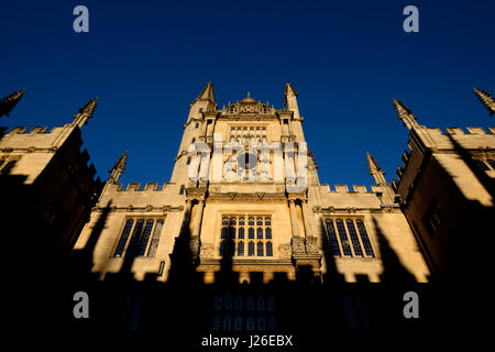 Torre de cinco órdenes a la Bodleian Library, Oxford, Oxford, Inglaterra, Reino Unido