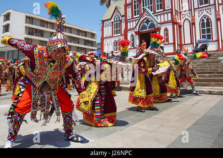 Los hombres y las mujeres del grupo Thinkus Rupay Masis, actuarán en el carnaval callejero anual Celebrando la fuerza del sol, en Arica, norte de Chile Foto de stock