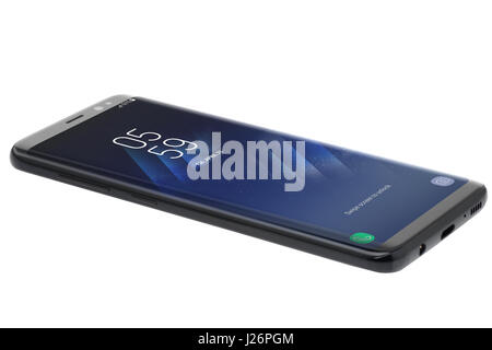 Koszalin, Polonia - 25 abril, 2017: Negro Samsung Galaxy S8 en la tabla de piedra. Samsung S8 nueva generación smartphone de Samsung. El Samsung S8 es el sm Foto de stock