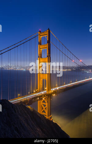 Classic vista vertical del famoso puente Golden Gate, visto desde el punto de vista de Spencer de la batería en el crepúsculo del atardecer hermoso post durante la hora azul al atardecer en s Foto de stock