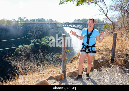 Zambia, Victoria Falls, el río Sambesi, Mujer en frente del bungee jumping desde el puente sobre el río Sambesi Foto de stock