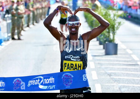 Sir Mo Farah ganando la Great North Run Foto de stock