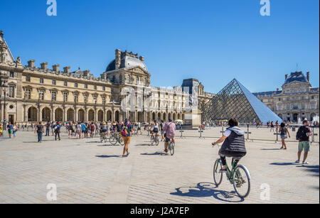 Francia, Paris, Louvre Palacio, vista del patio de Napoleón con la Pirámide del Louvre Foto de stock