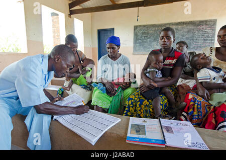 Malawi, Región Norte, Rumphi, Vigilancia de la Salud Assistant Bruno Banda comprueba la condición de los niños en la aldea Chozoli clínica en el distrito de Rumphi. Foto de stock