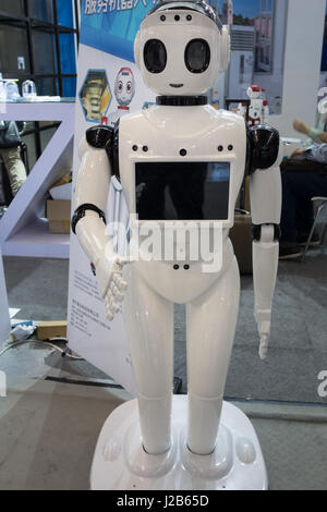 Robot con la mano extendida para un apretón de manos Foto de stock