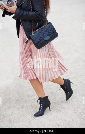 relájese mientras camina. disfrute de un día informal. Ropa con pliegues.  Falda imprescindible. Chica de moda ropa con falda corrugada. Falda plisada.  Mujer falda cálida de otoño al aire libre Fotografía de