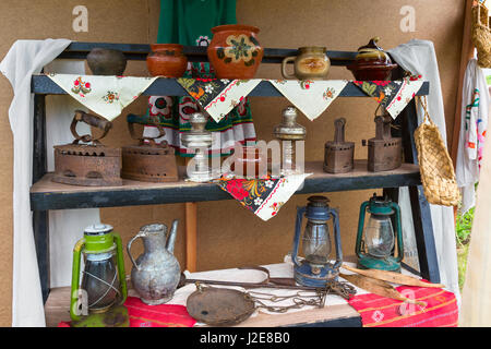 En el mercado de antigüedades, artículos para el hogar Foto de stock