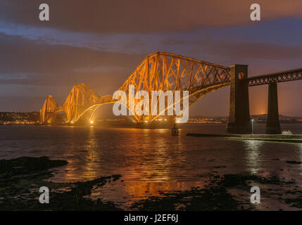 Forth Bridge al anochecer, mirando al norte, South Queensferry, Lothian, Escocia, Reino Unido