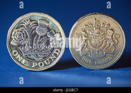 Nueva moneda libra 2012, de 12 lados con la vieja moneda libra Foto de stock
