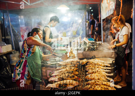 CHIANG MAI, Tailandia - 27 de agosto: vendedor de comida cocineros pescados y mariscos en el mercado del sábado noche, (Calle) el 27 de agosto de 2016 en Chiang Mai, T Foto de stock